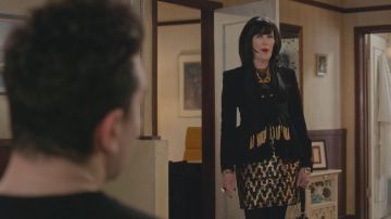 Chaqueta de noche con acento de flecos altuzarra usada por Moira Rose (Catherine O'Hara) en Schitt's Creek (S06E07)