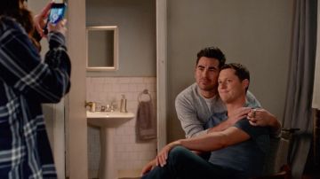 Dries Van Noten Grey Lurex Sweater of David Rose (Daniel Levy) in Schitt's Creek (S06E08)