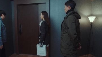 White Bag worn by Yoon Se-Ri (Son Ye-jin) in Crash Landing on You Episode 11