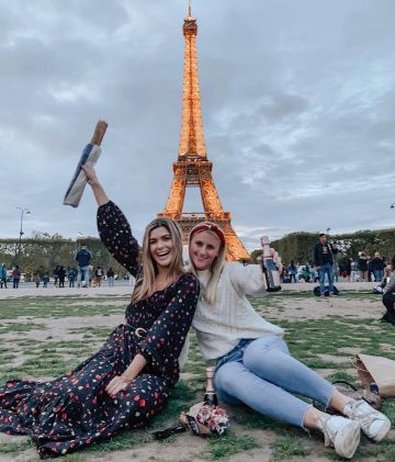 Vestido estampado floral de Erica Aulds en la cuenta de Instagram @ericaaulds