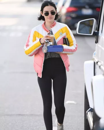 Chaqueta Mother The Peak Puffer usada por Lucy Hale Los Ángeles 17 de febrero de 2020