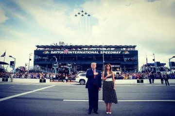 Alaïa Vienne Cinturón de cintura de cuero cortado con láser usado por Melania Trump Daytona 500 16 de febrero de 2020