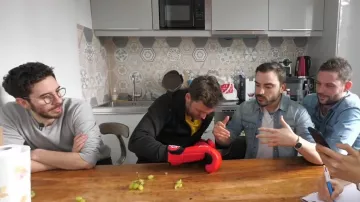 The boxing gloves Everlast worn by Peter Croce in the video beating the world records #4 (duets)