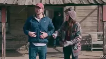 Gris Impression Cardigan porté par Rio (Lake Bell) dans Bénisse Ce Gâchis Saison 2 Épisode 13