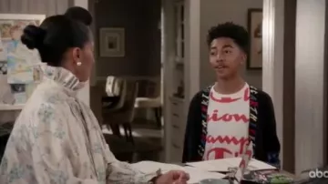Les enfants Cardigan porté par Jack Johnson (Miles Brun), en black-ish Saison 6 Épisode 16