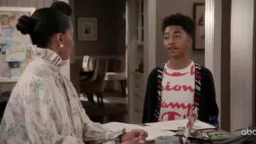 Blanc Imprimé T-Shirt porté par Jack Johnson (Miles Brun), en black-ish Saison 6 Épisode 16