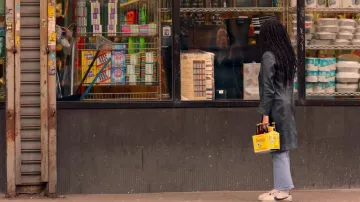 Nike Cortez sneakers en blanc porté par Robyn 'Rob' Brooks (Zoë Kravitz) comme on le voit dans la Haute Fidélité (S01E04)