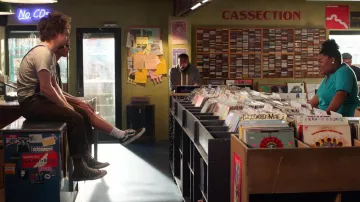 Vans Old Skool baskets noir porté par Robyn 'Rob' Brooks (Zoë Kravitz) en Haute-Fidélité (S01E05)