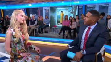Prabal gurung Plissé Floral Midi Robe portée par Anya Taylor-Joie sur Good Morning America, le 17 février 2020