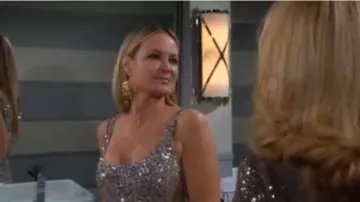 Pendientes de perlas devon Leigh Gold Leaf usados por Sharon Collins (Sharon Case) como se ve en The Young and the Restless 18 de febrero de 2020