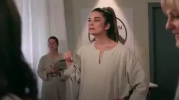 Collar de monograma de letra en bloque usado por Alexis Rose (Annie Murphy) en Schitt's Creek Temporada 6 Episodio 7