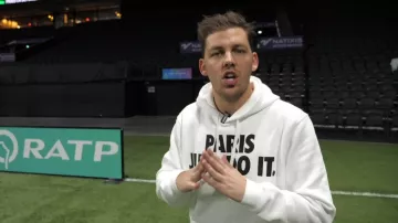 Le sweat nike porté par Pierre Croce dans la vidéo Pictionary Géant (sur un terrain de 16m de long)