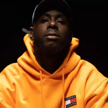 Sudadera Tommy Hilfiger de Yaro en la cuenta de Instagram de @yarosirsy