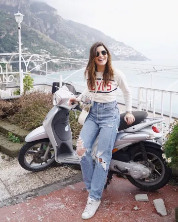Pantalones rasgados de Erica Aulds en la cuenta de Instagram @ericaaulds
