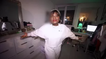 Sweatshirt champion de Mademoiselle Gloria dans ENFIN MON ROOM TOUR ! | MademoiselleGloria