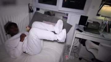 Sneakers white Nike of Miss Gloria in his YouTube video FINALLY MY ROOM TOUR ! | MademoiselleGloria