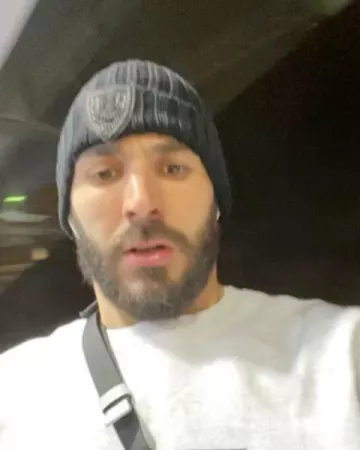 Le bonnet Sturdy Noir logo écusson noir Richard Valentine porté par Karim Benzema sur son compte Instagram @karimbenzema