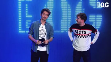 Le pull col rond 'Facts' de Jimmy Labeeu dans LE QG 21 - LABEEU & GUILLAUME PLEY avec MALIK BENTALHA