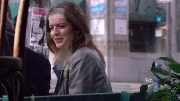 La veste en cuir grise de Izzy Silva (Priscilla Faia) dans Toi, moi et elle (S01E01)