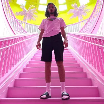 The tap, Nike black Lujipeka on his account Instagram @lujipeka