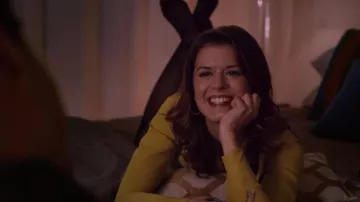 La chemise jaune portée par Izzy Silva (Priscilla Faia) dans Toi, moi et elle (S01E01)