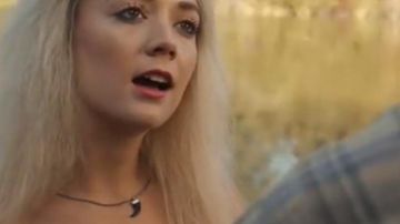 El colgante de dientes de lobo usado por Winter Anderson (Billie Catherine Lourd) en American Horror Story (S09E06)