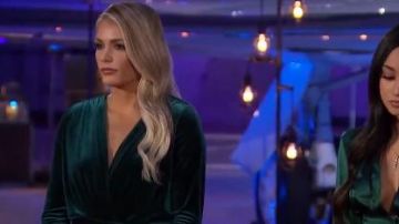 Vestido de cuello en V de terciopelo verde azulado usado por Kelsey W en The Bachelor Temporada 24 Episodio 8