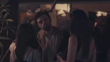 Brown leather jacket with sheep collar of Jack (Jamie Dornan) in Endings, Beginnings
