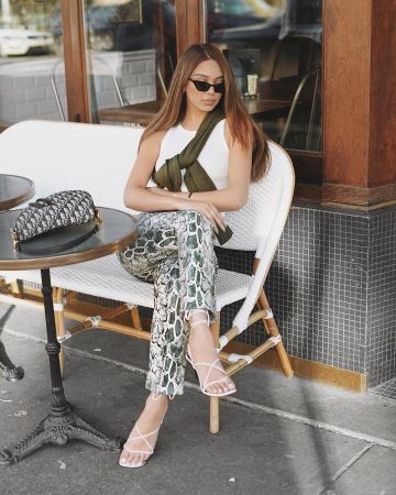Song Of Style Faux Leather Pant de Janice Joostema en la cuenta de Instagram @janicejoostemaa