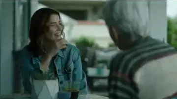 Blue Den­im Jack­et worn by Dex Parios (Cobie Smulders) in Stumptown Season 1 Episode 15