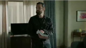 Velours côtelé Veste en jean porté par Gris McConnell (Jake Johnson) dans Stumptown Saison 1 Épisode 15