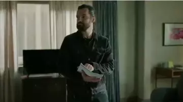 Chaqueta de mezclilla de pana usada por Grey McConnell (Jake Johnson) en Stumptown Temporada 1 Episodio 15