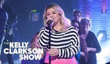 Mm6 Maison Margiela Plissé Vinyle Midi Jupe portée par Kelly Clarkson Kelly Clarkson Spectacle le 14 février 2020