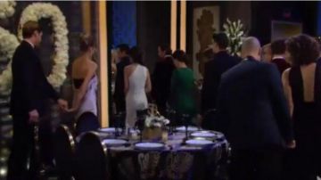 Jason wu collection Crêpe Dos Robe de Satin porté par Abby Newman (Melissa Ordway) comme on le voit sur les Jeunes et Les Agités du 19 février 2020