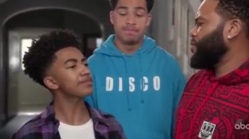 Bleu Hoodie, portés par Andre Johnson, Jr (Marcus Scribner), en black-ish Saison 6 Épisode 16