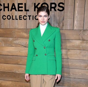 Blazer de tela ancha de lana de Michael Kors usado por Alexandra Daddario en la cuenta de Instagram @alexandradaddario