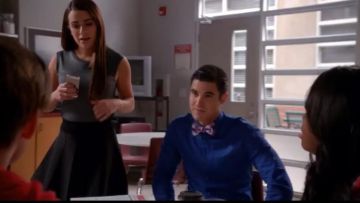 Le top noir AllSaints porté par Rachel Berry (Lea Michele) dans la série Glee