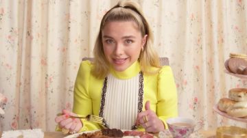 Vestido amarillo usado por Florence Pugh en Florence Pugh Eats 11 platos en inglés - Mukbang YouTube video by Vogue