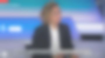 La blouse à jabot blanche de Caroline Roux dans C dans l'air le 20.02.2020