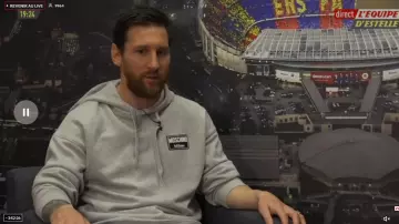 La sudadera con capucha Milano con el logotipo de parche de Lionel Messi en L'Équipe d'Estelle el 20.02.2020