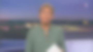 Camisa de seda verde de Anne-Sophie Lapix en Journal de 20h de France 2