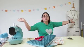 Sewing Machine green Margaux Faes in Vlog - behind the scenes of my workshops World Fabrics