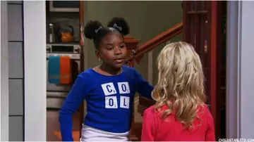Camiseta de manga larga usada por Judy Cooper (Trinitee) en K.C. Undercover (S01E03)