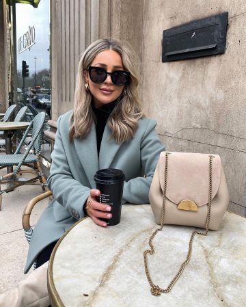 Top negro de Chloe Rose en la cuenta de Instagram @allchloerose