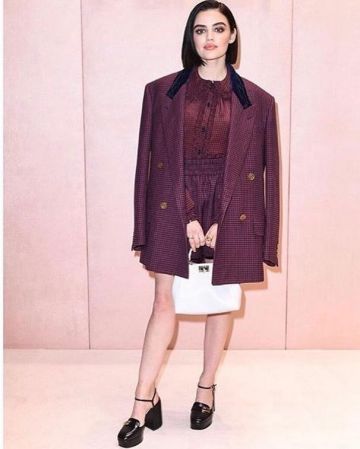 Vintage Burgundy Pure New Wool Blazer de Lucy Hale en la cuenta de Instagram de @lucyyhale.fan
