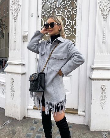 Bolso de hombro negro de Chloe Rose en la cuenta de Instagram @allchloerose