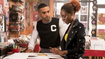 Le blouson style perfecto à étoiles de Josie McCoy (Ashleigh Murray) dans Katy Keene (S01E03)