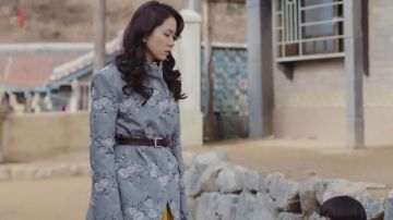 Gris Blazer porté par Yoon Se-Ri (Son Ye-jin) dans Crash à l'Atterrissage sur Vous de l'Épisode 5