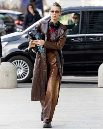 Prada Monolith Mini Bag Bota hasta la rodilla usada por Bella Hadid Milán 20 de febrero de 2020