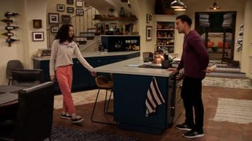 New Balance baskets noires usées par l'Oncle Victor (Jencarlos Canela) comme on le voit dans l'Expansion de L'Univers de Ashley Garcia (S01E03)